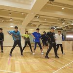 [시우민] 유느님 뒤에서 춤추는 쪼꼬미 시우민