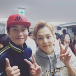 [EXO] 이 분 정체가 뉘시길래 민석이랑 사진 <b>두</b> 번이나 찍었<b>찌</b>?