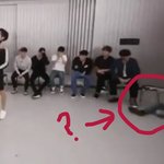 [EXO] 윌리스 웃겨서 <b>바닥</b>에 떼구르르 굴렀나봄ㅋㅋㅋ