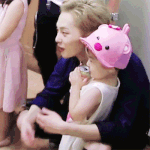 [EXO] 애기 <b>안아</b>주는데 지나치게 잘생김