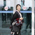 버버리 컬렉션 <b>참석차</b> 출국한 전도연 공항패션 b