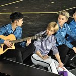 [EXO] 맨 <b>왼쪽</b>에 앉은 남자 어떠냐??