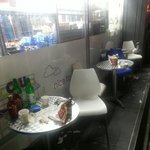 [빡침주의] (추가+)편의점에서 자기가 먹은건 좀 치우고 갑시다...