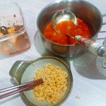 [EXO] 오늘ㅅㅂ 너무빡쳐서 <b>부엌</b>바닥에서 라면쳐먹고있다