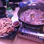 [술안주] <b>날씨</b>도 이런데 우삼겹 전골에 닭똥집 튀깁 으로 적셔