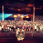 섹시한 이미지와 <b>달리</b> 기본 티셔츠 즐겨입는 연예인