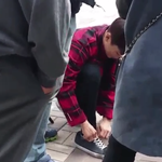 [시우민] 시우민 신발 끈 메는 거 봄? 리본 쩔어 ㅋㅋ