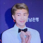 [방탄소년단] 처음공식<b>석상</b>에서 손하트하는 프랑스왕자