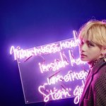 [방탄소년단] 태형이 뒤에 네온 사인 있는거