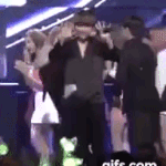 무대에서 친목하는 아이돌.jpg