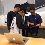 [시우민] 아이폰<b>사러가</b>서 엑소굿즈옷 입은 시우민