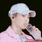 [시우민] 반스에 민석이 신발!