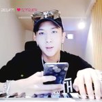 [엔터톡] 오늘자 위안부 케이스 쓰는 아이돌.<b>jpg</b>