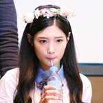 <b>화관</b> 선물 받은 팬싸 여신들