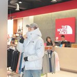<b>노스</b>매장에서 목격됐다는 비와이