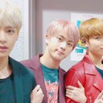 [방탄소년단] 울 맏내 <b>막둥이</b>들이랑 팔짱ㅠㅠㅠㅠㅠ