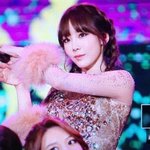 태연 <b>흑갈색</b>으로 염색함!!