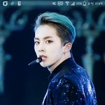 [EXO] 실수로 사진저장하려다배경바꿨는데