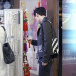 [EXO] 이씽이가 애들 선물 고르는거 <b>보</b><b>셈</b>