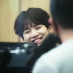 [방탄소년단] 이사진 애기가 <b>엄마얼굴</b>보고 웃는거 같아