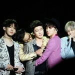 [위너] 작은 발로 힘차게 내딛는 <b>발걸음</b>