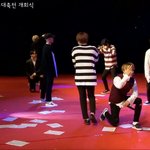 행사<b>무대</b>중 청소하는아이돌.jpg