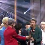 [방탄소년단] <b>트로피</b>에서 남준이가 꺼낸거