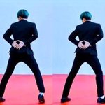 [시우민] 한치의 흐트러짐 없는 시우민 <b>뒷짐</b> 진 손