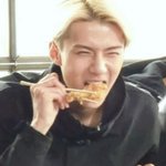[세훈] 눈썹 올리면서 먹어야 <b>제</b><b>맛</b>~