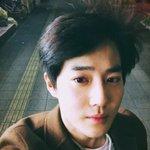 [EXO] 그럼 <b>저</b> 길에서 사진찍고 만지작만지작해서 프엑올린거야...