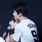 [EXO] 엑소는 남자인데도 멤버끼리 <b>스킨</b>십 넘나