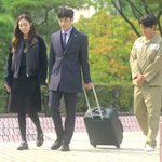 캐리어를 끄는 여자 최지우가 선택한 <b>슬립</b>온은?