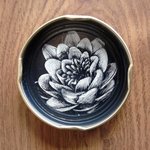 다 쓴 <b>병</b> 뚜껑에 그린 그림들