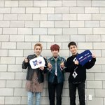 [시우민] <b>더</b><b>쇼</b> 트위터에 올라온 첸백시 사진(시우민