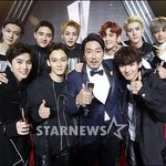 [EXO] 대상 <b>수상자</b>끼리 사진찍은거 뜸
