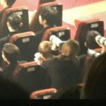 타가수 어깨를 받침대로 사용하는 엑소홈마