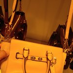 이 가방의 <b>모델명</b>이나 이름을 찾고 있어요..