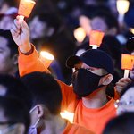 광화문의 촛불파도속에서 그남자가  빛났다