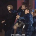 [EXO] 데뷔 4년<b>차</b>에 대상 4회 연속 가수가 타가수 <b>공연</b> 리액션