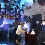 [시우민] 첸일파티때 시우민 케이크들고 등장할때 ㅋㅋㅋㅋ