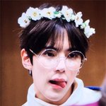<b>혀</b> 낼름거려도 설레는 아이돌