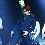 [EXO] 난 이런 수트에 검정 얇은 끈 <b>리본</b>으로묶어주면