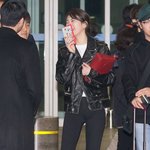 수지 공항패션 속 레드레드한 가방 정보 <b>겟</b>