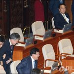 [EXO] 정치얘기 먄한데 오늘 표<b>청원</b>님 째려보는 새누리의원 ㅋㅋㅋㅋ