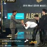 [EXO] 2014 맘마 때 <b>한</b> <b>손</b>으로 받았다고 욕 먹고