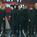 주머니에 손넣고 상받는 <b>엑소멤버</b>.jpg