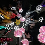 [EXO] 야<b>시위</b><b>현장</b>사진에서 저 빨간별 봉은 누구임?