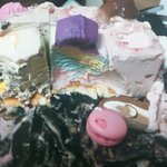 와 오빠<b>세끼</b> 내 생일케잌에서 딸기만 골라쳐먹음