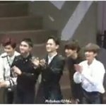 <b>엔딩때</b> 후배가수들 다 퇴장 할<b>때</b> 까지 박수 쳐주고 들어가는 엑소