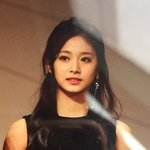 반<b>묶음</b>시도한 쯔위 ㅎㄷㄷ